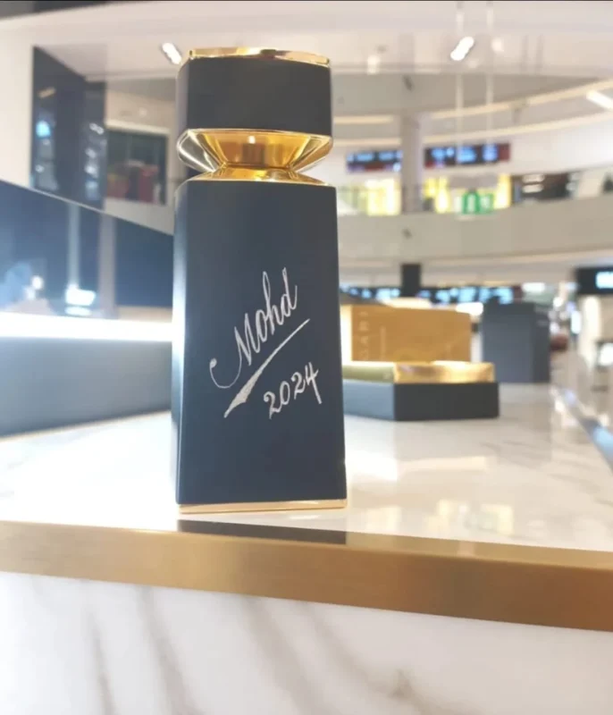أقرب خطاط في دبي أو أبوظبي ينقش على زجاجات العطور
